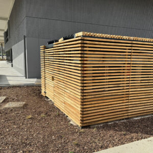 Habillage bois ajouré pour local technique extérieur.