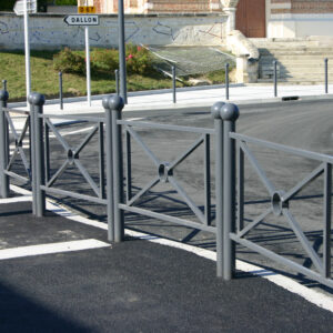 Barrière urbaine en acier installée le long d’une voie de circulation.