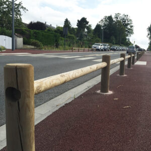 Lisses en bois le long d’un trottoir pour sécuriser la voirie urbaine