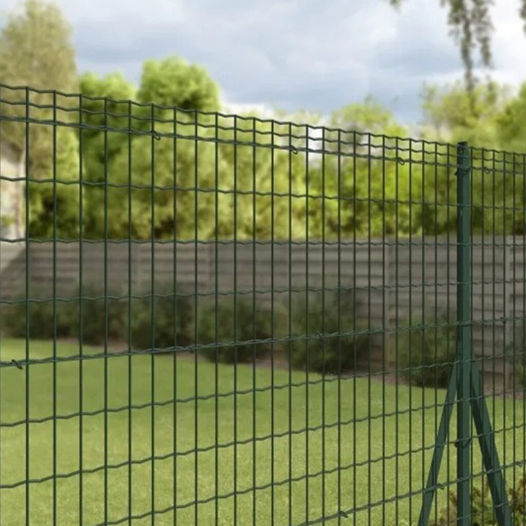 Clôture en grillage soudé vert délimitant un jardin, avec poteaux métalliques.