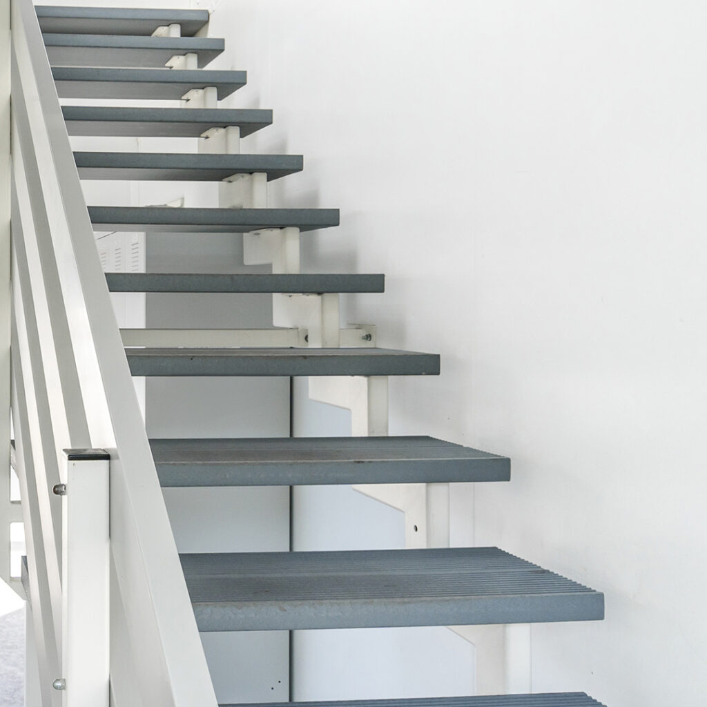 Escalier de service en métal à structure légère avec marches antidérapantes.