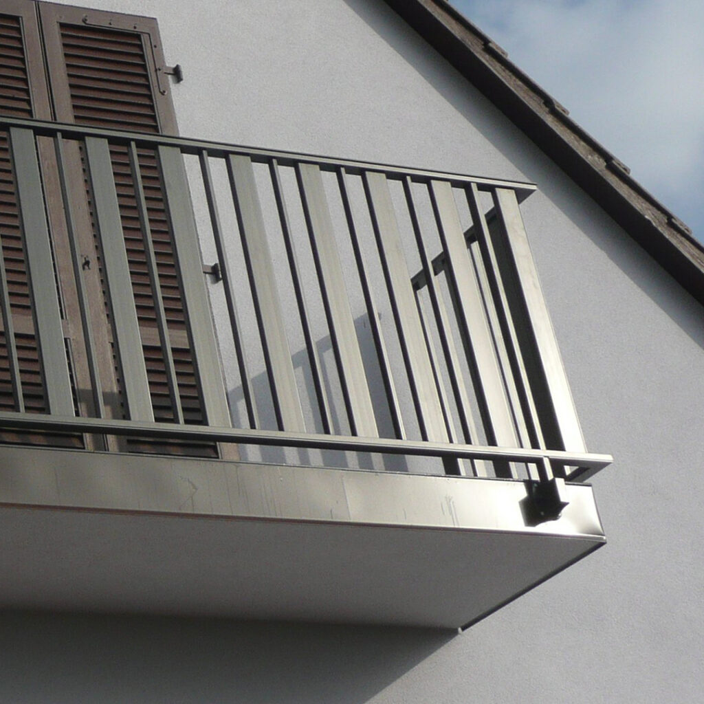 Garde-corps en acier à barreaudage vertical, installé en façade pour sécuriser un balcon d’habitation.