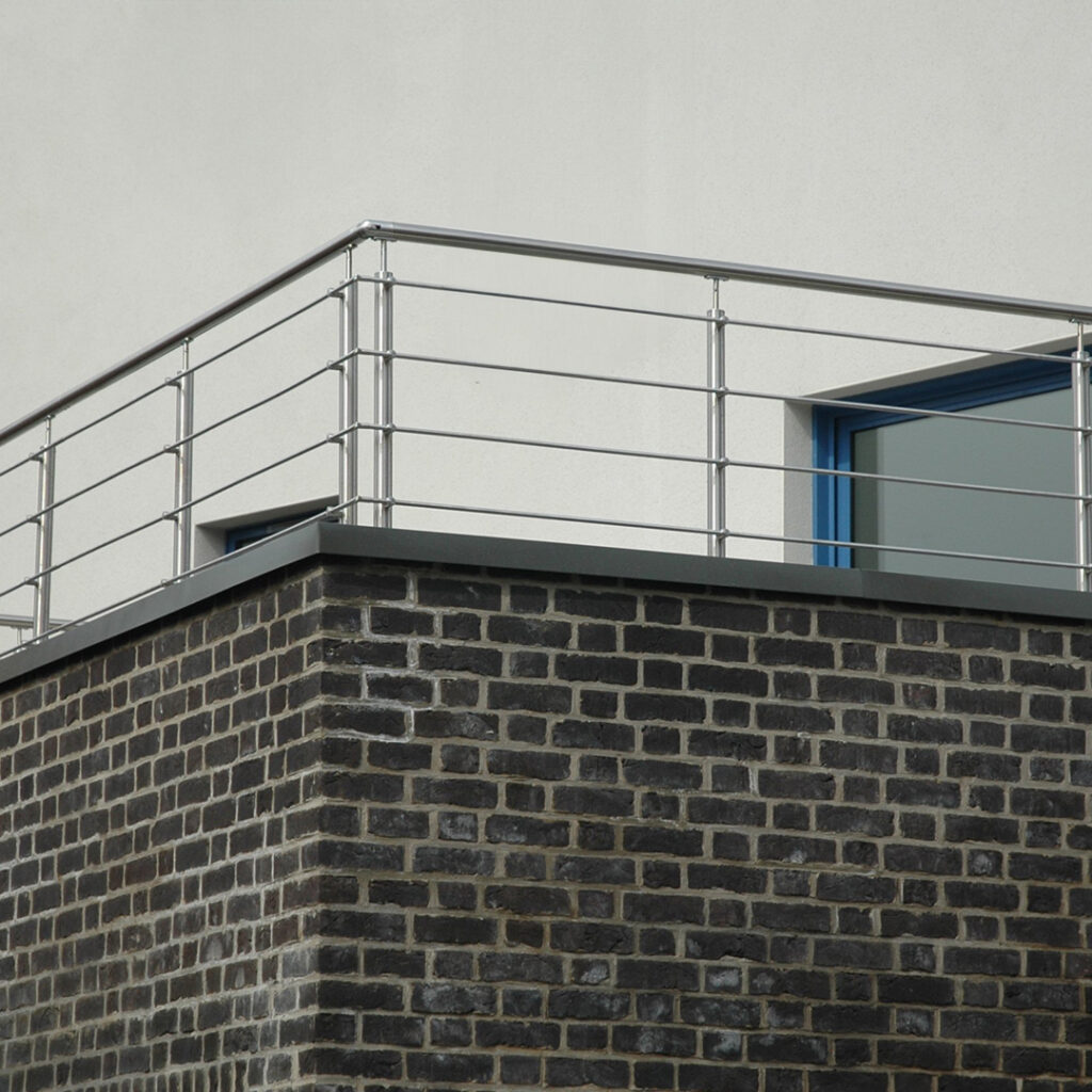 Garde-corps inox à lisses horizontales installé en périphérie d’une terrasse d’habitation, pour assurer la sécurité des occupants.