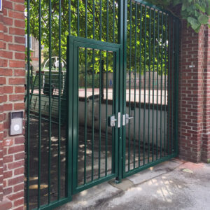 Portail-portillon Beauvillé avec barreaudage vertical pour accès sécurisé à une cour.