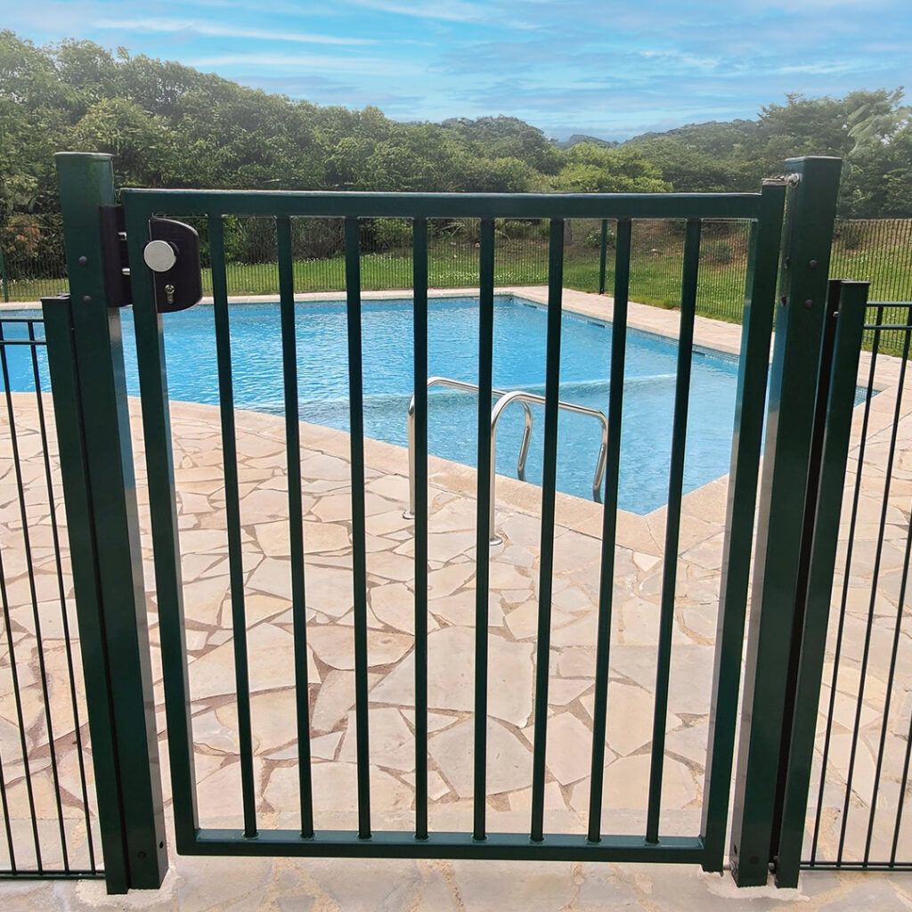 Portillon en acier thermolaqué avec barreaux verticaux pour clôture de piscine.