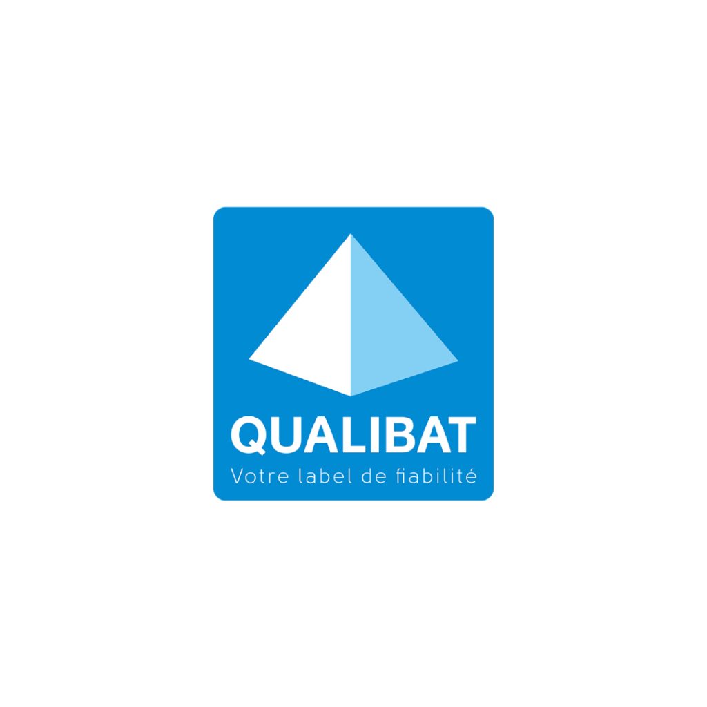 Logo bleu Qualibat avec une pyramide stylisée et la mention "Votre label de fiabilité".Certification Qualibat – un gage de sérieux et de qualité.