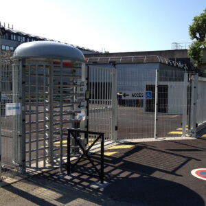 Tourniquet industriel en métal sécurisé à l’entrée d’un site professionnel.